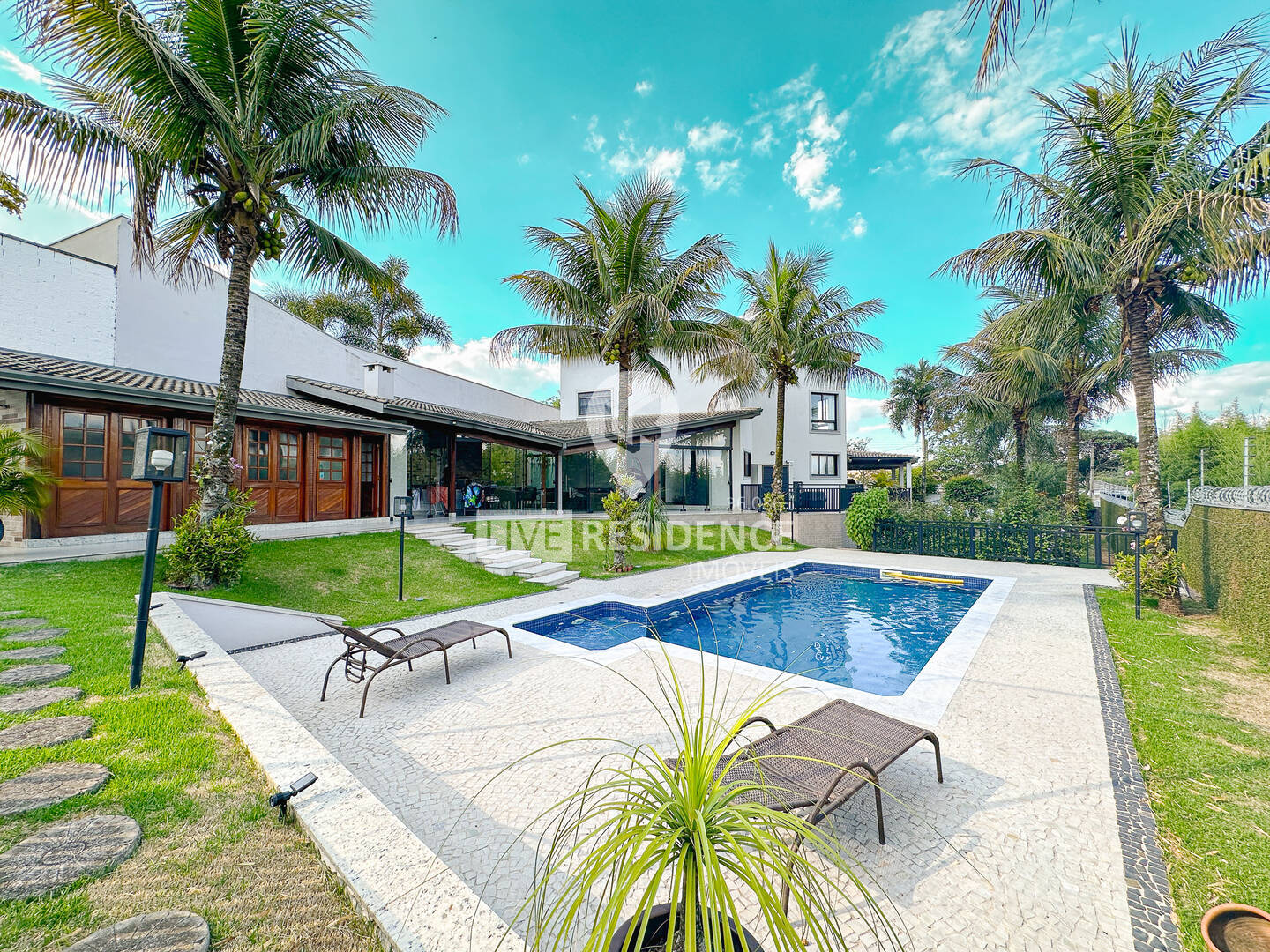 Casa à venda no condomínio Jardim Santa Rosa, Itatiba-SP